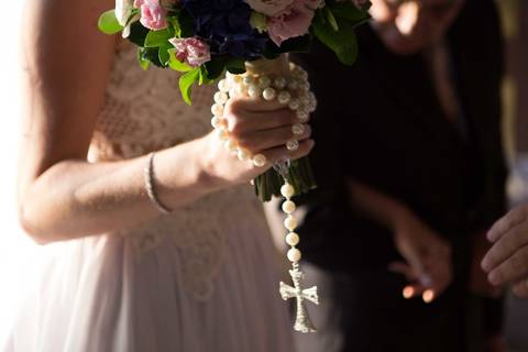 noiva terço mão igreja espaço rustico santa isabel itatiba sp interior casamento lindo campo snt  espaço itatiba louveira foto fotografo retratos julio akio hida melhor fotografo igreja nossa senhora Belem itatiba matriz'
