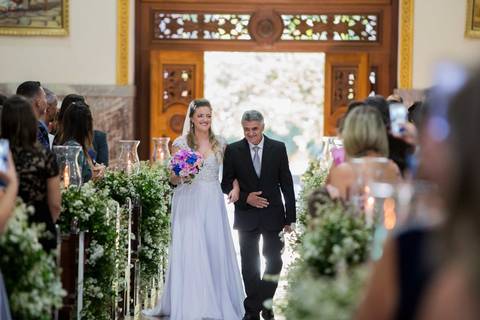 noiva entrando na igreja com o pai espaço rustico santa isabel itatiba sp interior casamento lindo campo snt  espaço itatiba louveira foto fotografo retratos julio akio hida melhor fotografo igreja nossa senhora Belem itatiba matriz'