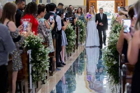 noiva entrando na igreja com o pai espaço rustico santa isabel itatiba sp interior casamento lindo campo snt  espaço itatiba louveira foto fotografo retratos julio akio hida melhor fotografo igreja nossa senhora Belem itatiba matriz corredor espelho'