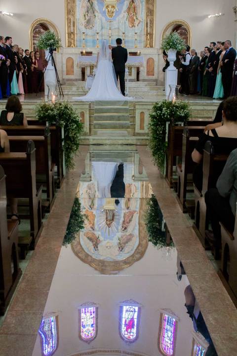 noiva entrando na igreja com o pai espaço rustico santa isabel itatiba sp interior casamento lindo campo snt  espaço itatiba louveira foto fotografo retratos julio akio hida melhor fotografo igreja nossa senhora Belem itatiba matriz corredor espelho'