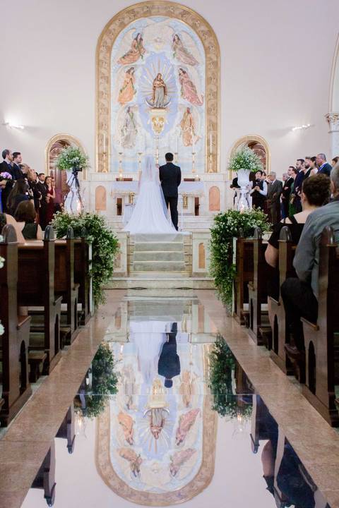 noiva entrando na igreja com o pai espaço rustico santa isabel itatiba sp interior casamento lindo campo snt  espaço itatiba louveira foto fotografo retratos julio akio hida melhor fotografo igreja nossa senhora Belem itatiba matriz corredor espelho'