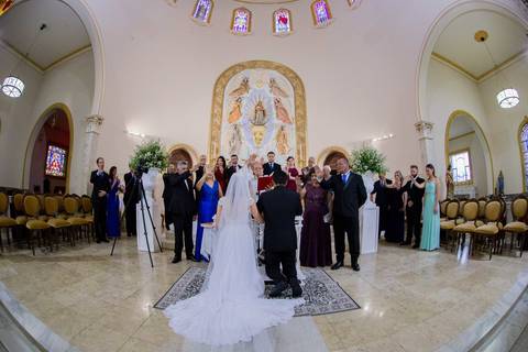 familia noiva entrando na igreja com o pai espaço rustico santa isabel itatiba sp interior casamento lindo campo snt  espaço itatiba louveira foto fotografo retratos julio akio hida melhor fotografo igreja nossa senhora Belem itatiba matriz corredor espel'