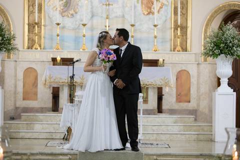 beijo noiva entrando na igreja com o pai espaço rustico santa isabel itatiba sp interior casamento lindo campo snt  espaço itatiba louveira foto fotografo retratos julio akio hida melhor fotografo igreja nossa senhora Belem itatiba matriz corredor espelho'