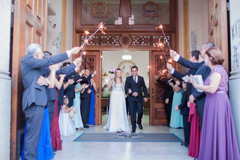sparkle noiva entrando na igreja com o pai espaço rustico santa isabel itatiba sp interior casamento lindo campo snt  espaço itatiba louveira foto fotografo retratos julio akio hida melhor fotografo igreja nossa senhora Belem itatiba matriz corredor '