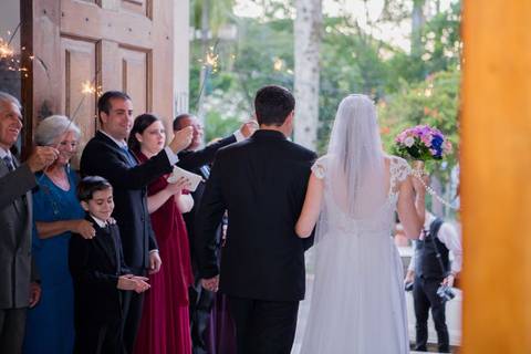 sparkle noiva entrando na igreja com o pai espaço rustico santa isabel itatiba sp interior casamento lindo campo snt  espaço itatiba louveira foto fotografo retratos julio akio hida melhor fotografo igreja nossa senhora Belem itatiba matriz corredor '
