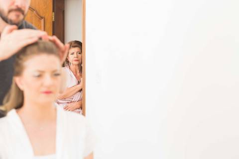 mãe espiando filha antes do casamento sacada espaço rustico santa isabel itatiba sp interior casamento lindo campo snt snta itatiba louveira foto fotografo retratos julio akio hida melhor fotografo '