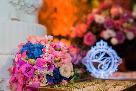 buque e terço com iniciais casal espaço santa isabel itatiba sp interior casamento lindo campo snt  espaço itatiba louveira retratos foto video  julio akio hida melhor fotografo igreja decoração rústica '