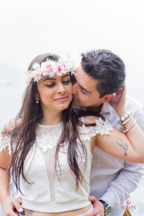 ensaio casal guaruja sp litoral norte pre wedding retratos itatiba julio akio hida fotografo foto praia interior sp campo brasil foto criativa  noiva com tatuagem braço fazendo carinho noivo '
