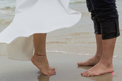 ensaio casal guaruja sp litoral norte pre wedding retratos itatiba julio akio hida fotografo foto praia interior sp campo brasil foto criativa  pés dos noivos no mar com a noiva na ponta do pe tentando beijar o noivo que é mais alto'
