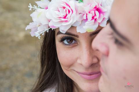ensaio casal guaruja sp litoral norte pre wedding retratos itatiba julio akio hida fotografo foto praia interior sp campo brasil foto criativa perfil do noivo e metade do rosto da noiva olhando p. camera'