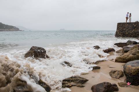 ensaio casal guaruja sp litoral norte pre wedding retratos itatiba julio akio hida fotografo foto praia interior sp campo brasil foto criativa  casal ao fundo com mar quebrando em construção abandonada '