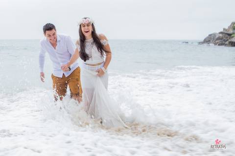 ensaio casal guaruja sp litoral norte pre wedding retratos itatiba julio akio hida fotografo foto praia interior sp campo brasil foto criativa  casal andando no mar e sorrindo depois que a ondapassa pq a agua está fria'