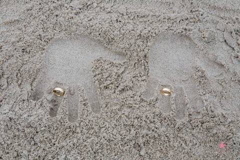 ensaio casal guaruja sp litoral norte pre wedding retratos itatiba julio akio hida fotografo foto praia interior sp campo brasil foto criativa  casal ao fundo com mar quebrando em construção abandonada '