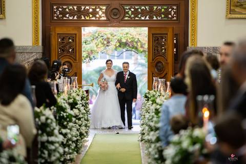entrada da noiva linda com pai igreja matriz de itatiba'