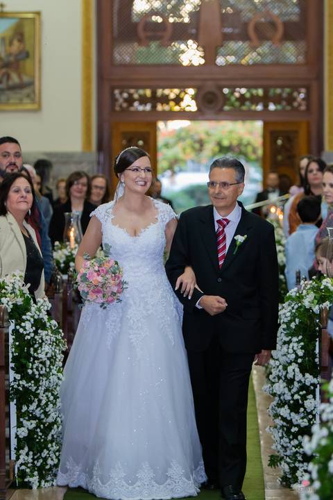 noiva e pai entrando na igreja'