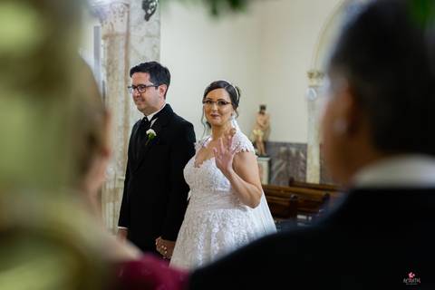 noiva acenando mãe e pai no altar'