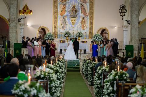 noiva e noivo fundo do corredor
'