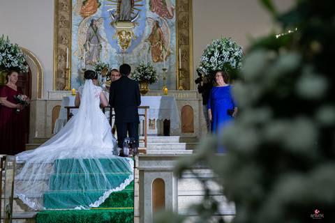 noivoe noiva de joelhos no altar da igreja matriz de itatiba'