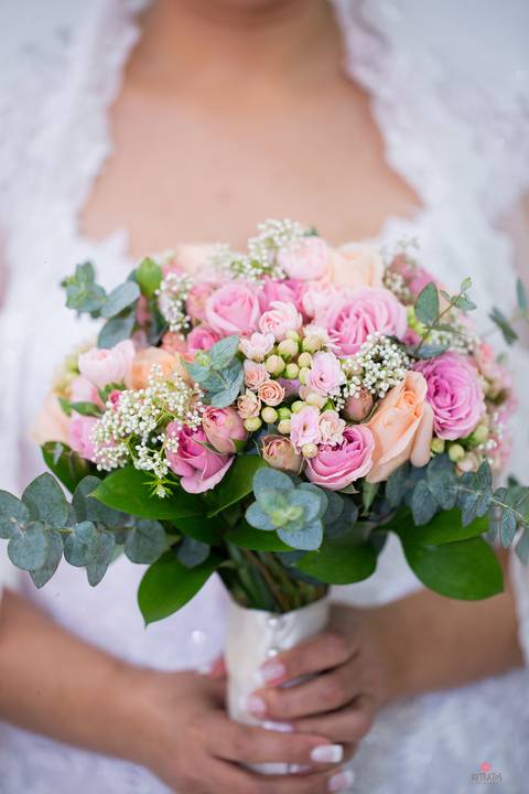 buque de rosas com mosquitinhos na mão da noiva'