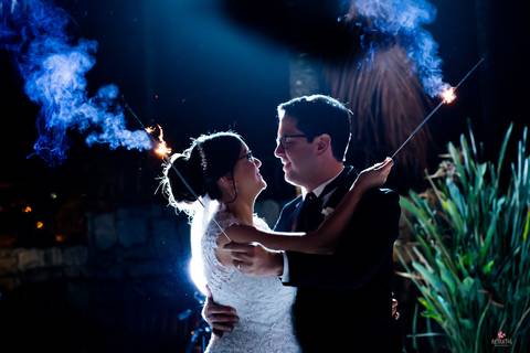 casal com sparkles  no jardim do hotel orion em itatiba'