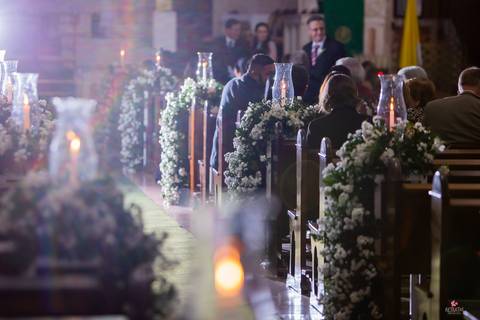 entrada da igreja matriz de itatiba com arranjos no corredor'