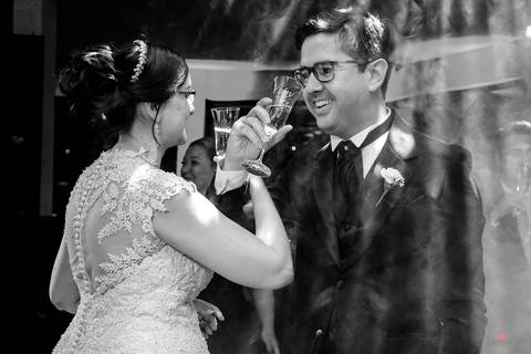 casal brindando na casa pista de dança na pista de dança no hotel orion e itatiba'