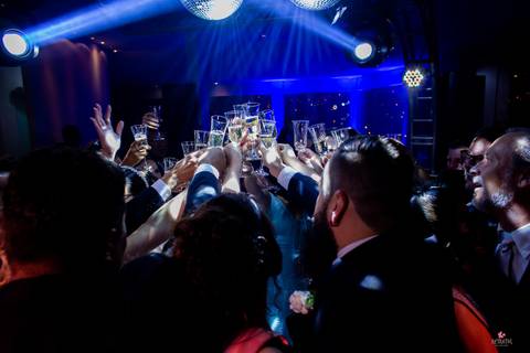 casal e padrinhos brindando na pista de dançana pista de dança no hotel orion e itatiba'