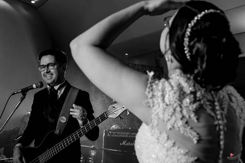 noivo tocando para noiva na pista de dança no hotel orion e itatiba'