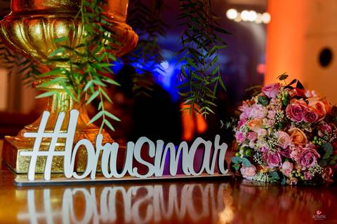 mesa da 3 com o nome bruna e osmar e buque juntos'