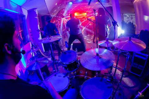 foto da bateria da banda 1986 azul e vermelha'