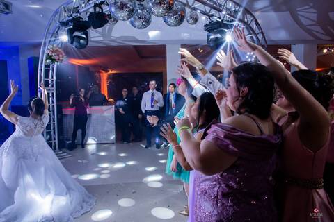 noiva em itatiba jogando buque no hotel orion em itatiba'