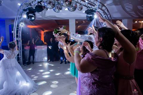 noiva em itatiba jogando buque no hotel orion em itatiba'