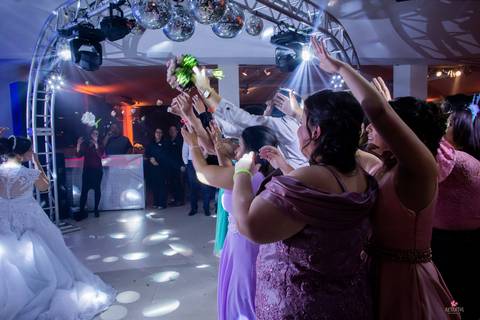 noiva em itatiba jogando buque no hotel orion em itatiba'