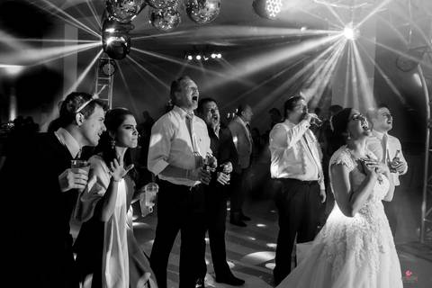 noiva em itatiba jogando buque no hotel orion em itatiba'