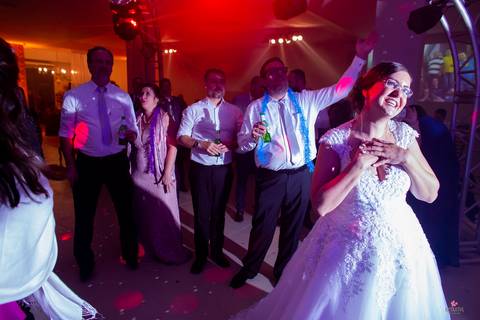 noiva em itatiba jogando buque no hotel orion em itatiba'