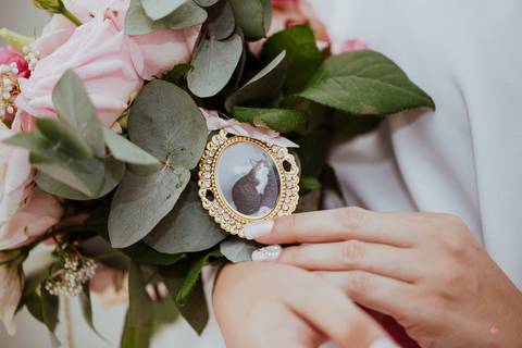 buque noiva com medalha gato'