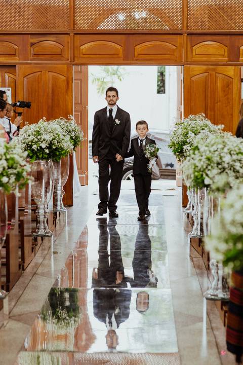 noiva altar igreja santo antonio foto fotografo de casamento itatiba sp interior video de casamento foto  make noiva noivo entrando filho igreja'