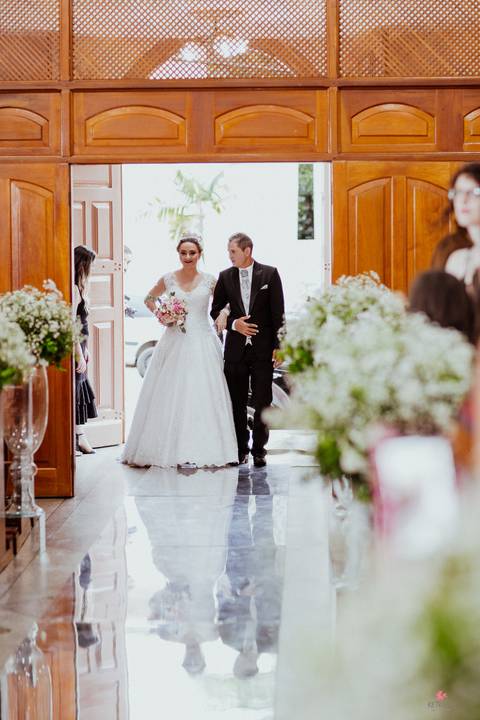 noiva altar igreja santo antonio foto fotografo de casamento itatiba sp interior video de casamento foto  make noiva noivo entrando filho igreja'