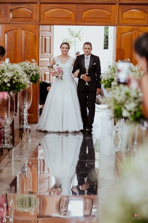 noiva altar igreja santo antonio foto fotografo de casamento itatiba sp interior video de casamento foto  make noiva noivo entrando filho igreja'