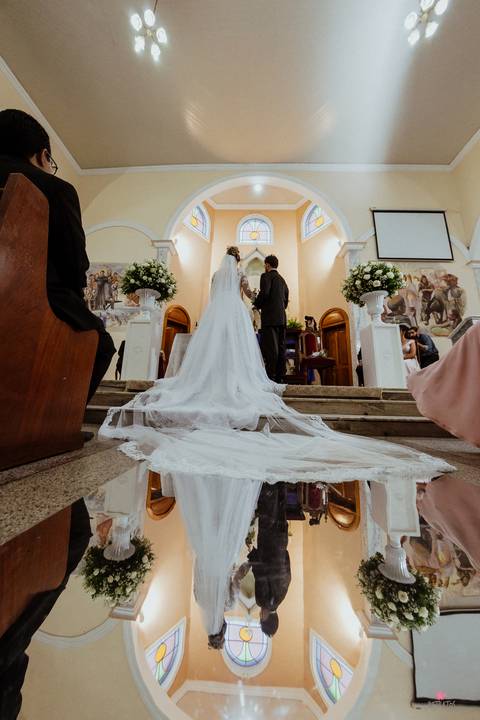 noiva altar igreja santo antonio foto fotografo de casamento itatiba sp interior video de casamento foto  make noiva noivo entrando filho igreja'