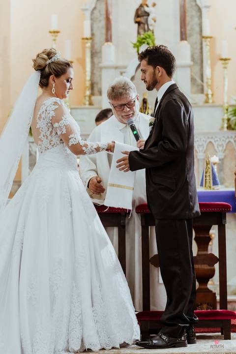 noiva altar igreja santo antonio foto fotografo de casamento itatiba sp interior video de casamento foto  make noiva noivo entrando filho igreja'