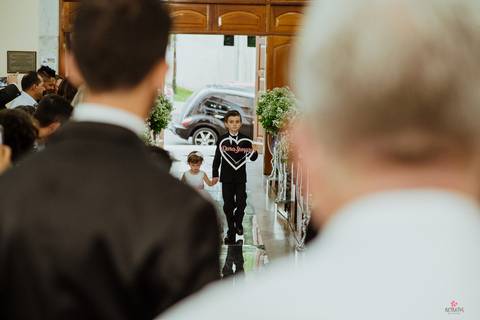 noiva altar igreja santo antonio foto fotografo de casamento itatiba sp interior video de casamento foto  make noiva noivo entrando filho igreja entrada aliancas'