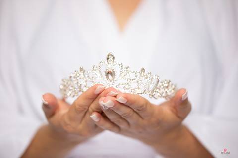 foto fotografo de casamento itatiba sp interior video de casamento foto  noiva segurando o a coroa '