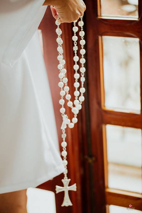 foto fotografo de casamento itatiba sp interior video de casamento foto  noiva segurando o terço de frente p/ janela'