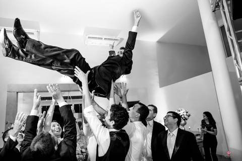 noiva altar igreja santo antonio foto fotografo de casamento itatiba sp interior video de casamento foto  make noiva noivo entrando filho igreja'