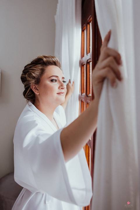 foto fotografo de casamento itatiba sp interior video de casamento foto  noiva no making of de frente janela'