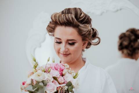 foto fotografo de casamento itatiba sp interior video de casamento foto  noiva olhando buque'