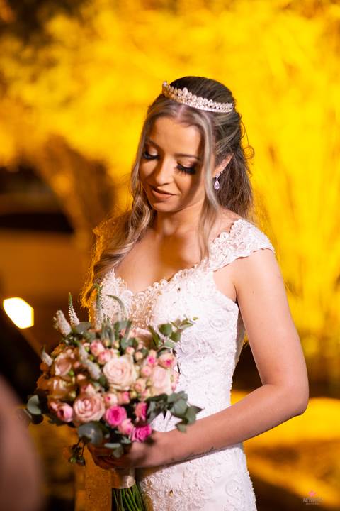 noiva e buque lindo fundo com cor amarelo'