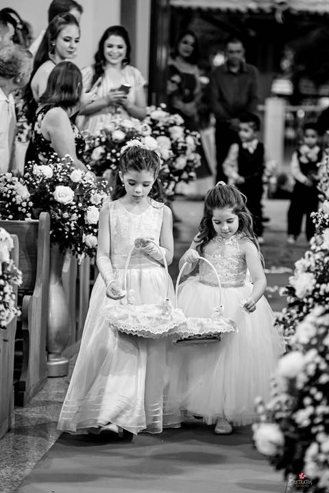 foto fotografo casamento itatiba interir sp to foto noiva  daminha e florista entrando na igreja'
