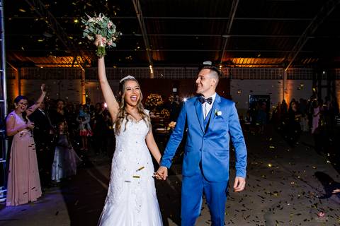 noiva mão ombro foto casal de noivos praça dos italianos morungaba sp fotografo interior'